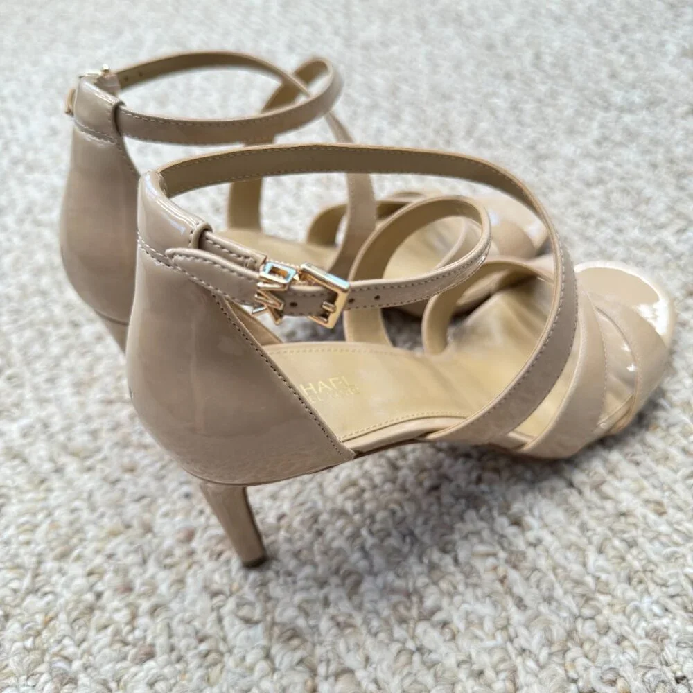 MICHAEL KORS Kinsley‎ Faux Patent Leather Sandal Size 9M Beige Strap
